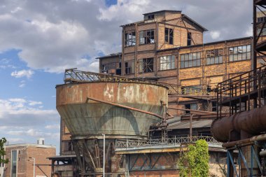 Ostrava, Çek Cumhuriyeti - 2 Eylül 2024: Düşük Vitkovice (Dolni oblast Vitkovice), 19. yüzyıl demir fabrikasının sanayi sonrası kalıntıları
