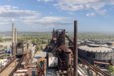 Ostrava, Çek Cumhuriyeti - 2 Eylül 2024: Düşük Vitkovice (Dolni oblast Vitkovice), 19. yüzyıl demir fabrikasının sanayi sonrası kalıntıları