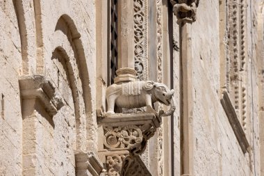 Bari, İtalya, Apulia - 23 Mayıs 2024: Roma tarzında yapılmış Ortaçağ Bari Katedrali (Saint Sabinus Katedrali)
