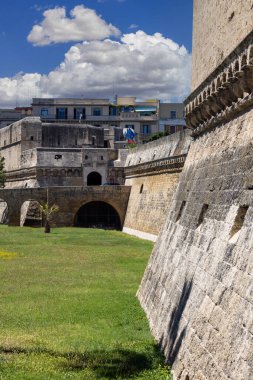 Bari, İtalya, Apulia - 23 Mayıs 2024: Ortaçağ Norman-Swabian Kalesi (Castello Normanno-Svevo). Şu anda sergiler için kullanılıyor