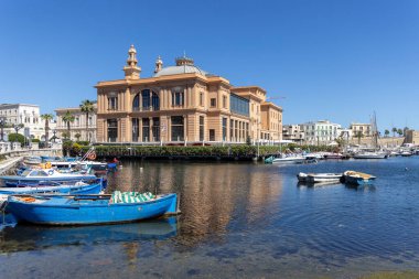 Bari, İtalya, Apulia - 23 Mayıs 2024: Margherita Tiyatrosu (Teatro Margherita) Lungomare Araldo di Crollalanza adasında Adriyatik Denizi kıyısındaki küçük bir limanda yer almaktadır.