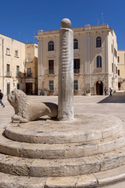 Bari, İtalya, Apulia - 23 Mayıs 2024: Meşhur Sütun (Collonna Infamous) Merchants Meydanı 'nda (Piazza Mercantile) bulunmaktadır. Burada iflah olmaz borçlular toplum içinde aşağılanarak cezalandırılırdı.