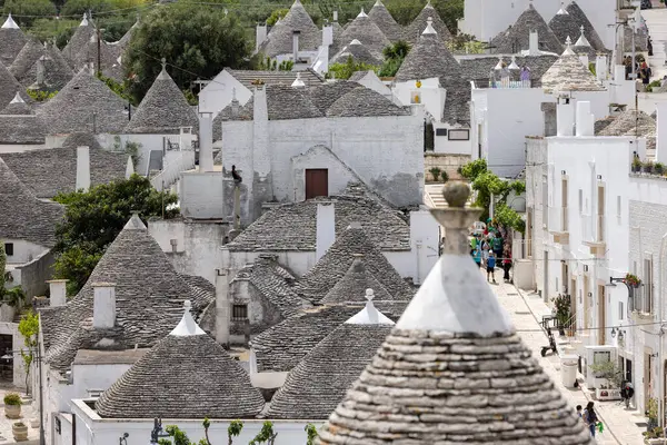 Alberobello, Apulia, İtalya - 21 Mayıs 2024: Trulli evleri, geleneksel, eşsiz, konik çatısı olan Apulian kuru taş barakası. Trulli, UNESCO Dünya Mirasları Listesine dahil edildi