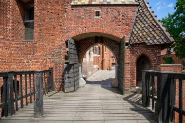 Malbork, Polonya - 25 Haziran 2020: 13. yüzyıl Malbork Kalesi, Nogat Nehri 'ndeki ortaçağ Töton kalesi. UNESCO Dünya Mirası Bölgesi, dünyanın en büyük şatosudur.