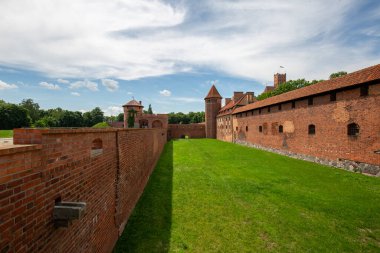 Malbork, Polonya - 25 Haziran 2020: 13. yüzyıl Malbork Kalesi, Nogat Nehri 'ndeki ortaçağ Töton kalesi. UNESCO Dünya Mirası Bölgesi, dünyanın en büyük şatosudur.