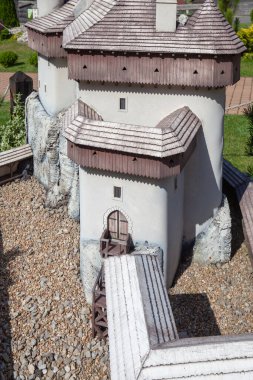 Ogrodzieniec, Podzamcze - Polonya, 31 Ağustos 2017: 14. yüzyıl ortaçağ Morsko Kalesi 'nin minyatürü, Bakowiec, Ogrodzieniec Minyatür Parkı