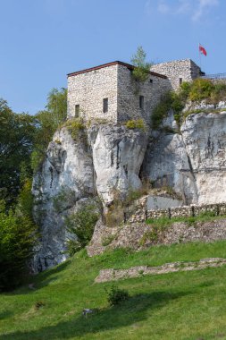 Morsko, Polonya - 16 Eylül 2020: Polonya 'nın Jurassic Highland (Krakow-Czestochowa Upland), Kartal Yuvaları' nda yer alan 14. yüzyıl şövalyesi Bakowiec Kalesi kalıntıları