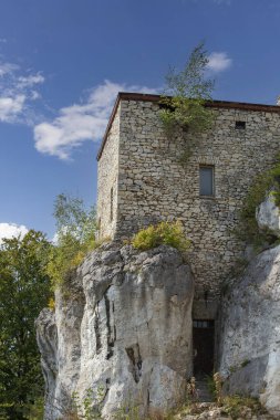 Morsko, Polonya - 16 Eylül 2020: Polonya 'nın Jurassic Highland (Krakow-Czestochowa Upland), Kartal Yuvaları' nda yer alan 14. yüzyıl şövalyesi Bakowiec Kalesi kalıntıları