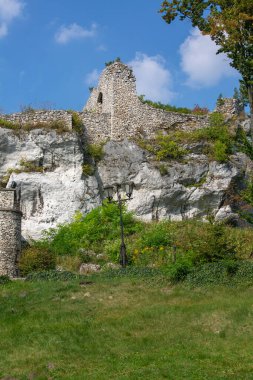 Morsko, Polonya - 16 Eylül 2020: Polonya 'nın Jurassic Highland (Krakow-Czestochowa Upland), Kartal Yuvaları' nda yer alan 14. yüzyıl şövalyesi Bakowiec Kalesi kalıntıları