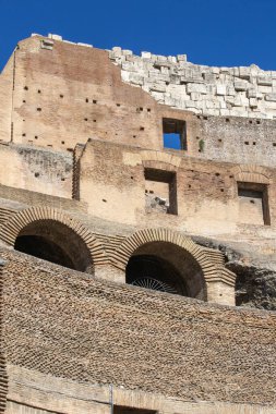 Roma, İtalya - 8 Ekim 2020: Kolezyum, 1. yüzyıl antikası, oval amfitiyatro şehrin merkezinde, New7Wonders of the World