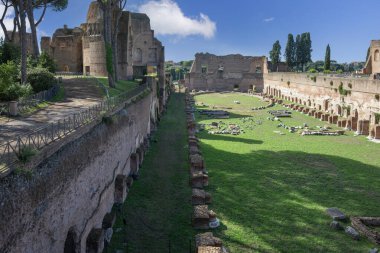 Palatine Hill 'deki Domitian Hipodromu. Birkaç önemli antik binanın kalıntılarının manzarası. Roma, İtalya 'nın en eski bölgelerinden biridir.