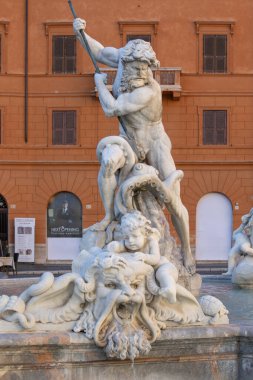 Roma, İtalya - 9 Ekim 2020: 16. yüzyıl mermer Neptün Çeşmesi (Fontana del Nettuno) Piazza Navona 'da yer almaktadır. Ahtapotla savaşan Neptün heykeli