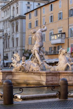 Roma, İtalya - 9 Ekim 2020: 16. yüzyıl mermer Neptün Çeşmesi (Fontana del Nettuno) Piazza Navona 'da yer almaktadır. Ahtapotla savaşan Neptün heykeli