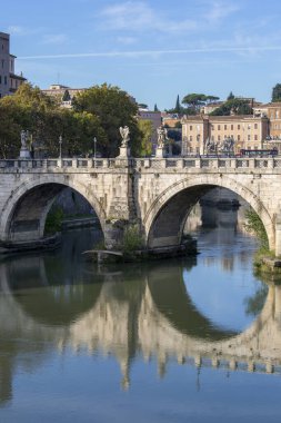 Roma, İtalya - 9 Ekim 2020: Aelian Köprüsü (Ponte Sant 'Angelo) Tiber Nehri' nin karşısında, Roma İmparatoru Hadrian tarafından 2. yüzyılda tamamlandı. Castel Sant 'Angelo' ya gidiyor.