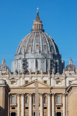 Vatikan, Roma, İtalya - 9 Ekim 2020: St. Peter Meydanı 'ndaki Saint Peter Bazilikası. Papa 'nın ikamet ettiği yer Katolik Kilisesi' nin en yüksek makamlarının yeridir.