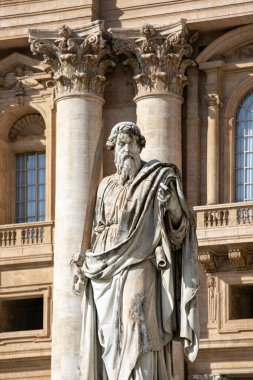 Vatikan, Roma, İtalya - 9 Ekim 2020 St. Peter Meydanı 'ndaki Aziz Peter Bazilikası önünde Aziz Paul Anıtı