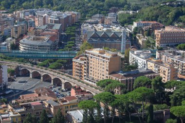 Vatikan; Roma; İtalya - 9 Ekim 2020: Saint Peter Bazilikası 'nın kubbesinden havadan görüş, yoğun kentsel gelişim. Gregory VII Meydanı (Piazzale Gregorio VII.)