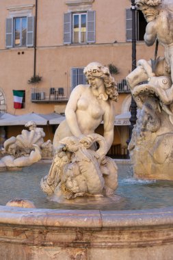 Roma, İtalya - 9 Ekim 2020: 16. yüzyıl mermer Neptün Çeşmesi (Fontana del Nettuno) Piazza Navona 'da yer almaktadır. Ahtapotla savaşan Neptün heykeli