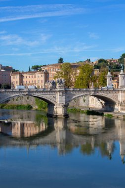 Roma, İtalya - 9 Ekim 2020: Tiber Nehri 'nin karşısındaki Vittorio Emanuele II Köprüsü (Ponte Vittorio Emanuele II). Roma 'nın tarihi merkezini Vatikan şehrine bağlıyor.