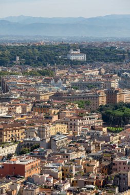 Vatikan; Roma; İtalya - 9 Ekim 2020: Saint Peter Bazilikası 'nın Kubbe' sinden havadan bakış, yoğun kentsel gelişim