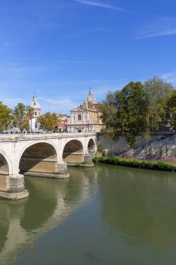 Roma, İtalya - 9 Ekim 2020: Ponte Cavour, Tiber Nehri üzerindeki anıtsal köprü, Hırvat Kilisesi 'nin Aziz Jerome' u