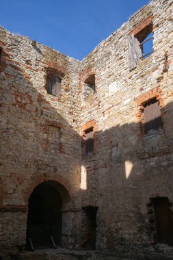 Babice, Lipowiec Şatosu, Polonya - 6 Ekim 2024: Lipowiec Kalesi 'nin eski kalıntıları, Polonya Jura' daki Krakow-Czestochowa Kalesi)