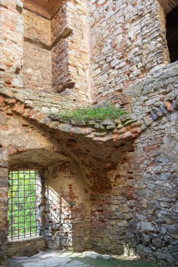 Babice, Lipowiec Şatosu, Polonya - 6 Ekim 2024: Lipowiec Kalesi 'nin eski kalıntıları, Polonya Jura' daki Krakow-Czestochowa Kalesi)