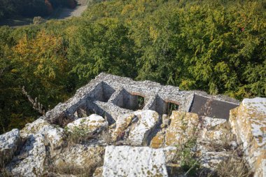 Babice, Lipowiec Şatosu, Polonya - 6 Ekim 2024: Lipowiec Kalesi 'nin eski kalıntıları, Polonya Jura' daki Krakow-Czestochowa Kalesi)
