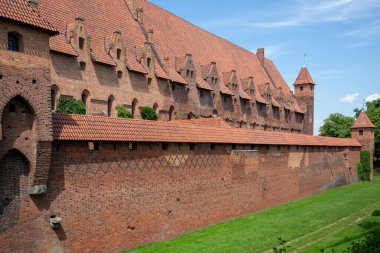 Malbork, Polonya - 25 Haziran 2020: 13. yüzyıl Malbork Kalesi, Nogat Nehri 'ndeki ortaçağ Töton kalesi. UNESCO Dünya Mirası Bölgesi, dünyanın en büyük şatosudur.