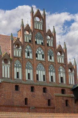 Malbork, Polonya - 25 Haziran 2020: 13. yüzyıl Malbork Kalesi, Nogat Nehri 'ndeki ortaçağ Töton kalesi. UNESCO Dünya Mirası Bölgesi, dünyanın en büyük şatosudur.