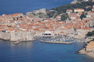 Dubrovnik, Hırvatistan - 27 Haziran 2023: Eski Şehir Havacılık Manzarası (Stari Grad), Ortaçağ Şehir Duvarları ve Adriyatik Denizi 'nden bir turizm gemisi limanı