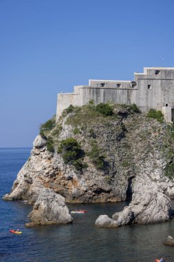 Dubrovnik, Hırvatistan - 27 Haziran 2023: Adriyatik Denizi üzerindeki bir kayanın üzerine inşa edilmiş ortaçağ savunma yapısı olan Lovrijenac Kalesi Duvarları 'ndan görüntü