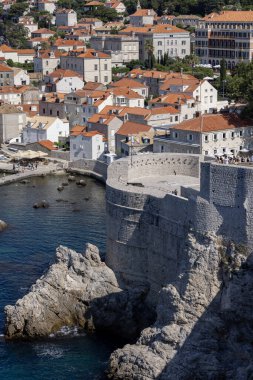 Dubrovnik, Hırvatistan - 27 Haziran 2023: Dubrovnik West Harbour, Adriyatik Denizi kıyısında şehir surları yakınlarındaki Eski Şehir 'de taş iskelesi bulunan bir liman. Bokar kulesinin görüntüsü