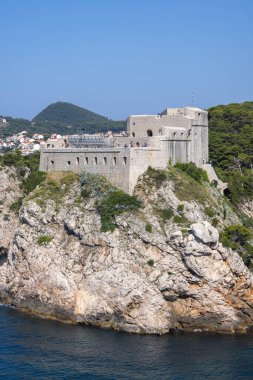 Dubrovnik, Hırvatistan - 27 Haziran 2023: Fort Lovrijenac, Adriyatik Denizi tarafından bir kaya üzerine inşa edilmiş ortaçağ savunma yapısı. Şehrin batı duvarının dışında, kayanın üzerinde bir kale.