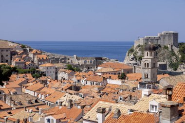 Dubrovnik, Hırvatistan - 27 Haziran 2023: Adriyatik Denizi kıyısındaki ortaçağ Kent Duvarları 'ndan Eski Şehir (Stari Grad) havadan görünüşü. Orta Çağ Fransisken Manastırı ve Lovrijenac Kalesi.