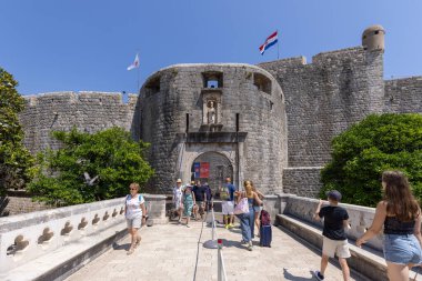 Dubrovnik, Hırvatistan - 27 Haziran 2023: Pile Gate (Vrata od Pila), Adriyatik Denizi 'ni çevreleyen eski surların girişi. Tarihi merkezi olan eski kasaba Dalmaçya incisi olarak bilinir.