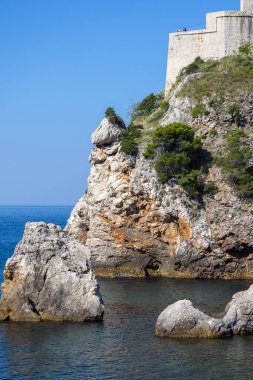 Dubrovnik, Hırvatistan - 27 Haziran 2023: Adriyatik Denizi üzerindeki bir kayanın üzerine inşa edilmiş ortaçağ savunma yapısı olan Lovrijenac Kalesi Duvarları 'ndan görüntü