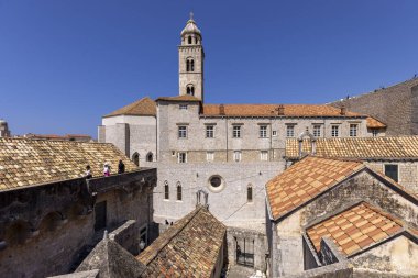 Dubrovnik, Hırvatistan - 27 Haziran 2023: Çan kulesi olan Ortaçağ Dominik Manastırı Duvarları manzarası