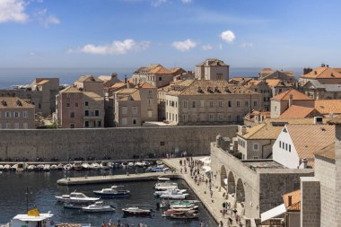 Dubrovnik; Hırvatistan - 27 Haziran 2023: Adriyatik Denizi 'nin ortaçağ kentini çevreleyen Eski Duvarların havadan görünüşü. Tarihi merkezi olan eski kasaba Dalmaçya incisi olarak bilinir.