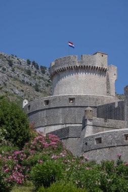 Dubrovnik, Hırvatistan - 27 Haziran 2023: Minceta, Adriyatik Denizi ile ortaçağ eski kentini çevreleyen şehir surlarında güçlendirilmiş kule. Tarihi merkezi olan eski kasaba Dalmaçya incisi olarak bilinir.