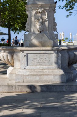 Dubrovnik, Hırvatistan - 27 Haziran 2023: Amerling Çeşmesi tarihi Eski Şehir 'in önündeki Pile Meydanı' nda yer alıyor