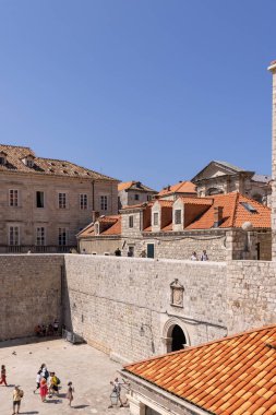 Dubrovnik, Hırvatistan - 27 Haziran 2023: Ponte Gate (Vrata od Ponte) Adriyatik Denizi 'ndeki ortaçağ kentini çevreleyen şehir surları. Tarihi merkezi olan Eski Şehir Dalmaçya 'nın incisi olarak bilinir.