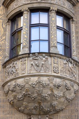 Brno, Çek Cumhuriyeti - 5 Mart 2023: Rönesans Burjuva Konutu cephesi ve dekoratif yardım