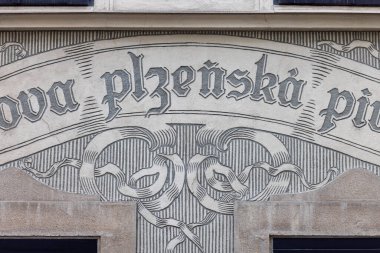 Brno, Çek Cumhuriyeti, Moravya - 5 Mart 2023: Publı bina cephesi (Stopkova plzenska pivnice), sgraffito tekniği ile dekorasyon