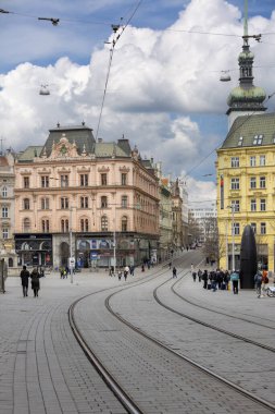 Brno, Çek Cumhuriyeti - 5 Mart 2023: Renkli apartman evleri ve Brno astronomik saati ile şehir merkezinde Özgürlük Meydanı, kurşun şeklinde siyah taş saat