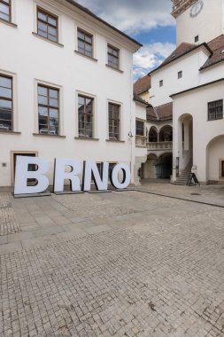 Brno, Çek Cumhuriyeti - 5 Mart 2023: Eski Belediye Binası, Gotik Rönesans avlusu, Brno şehrinin adının yazılı olduğu büyük harfler.