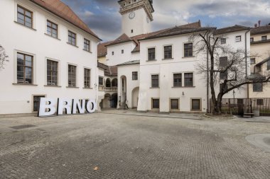 Brno, Çek Cumhuriyeti - 5 Mart 2023: Eski Belediye Binası, Gotik Rönesans avlusu, Brno şehrinin adının yazılı olduğu büyük harfler.