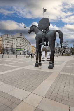 Brno, Çek Cumhuriyeti, Moravya - 5 Mart 2023: St. Thomas Kilisesi 'nin önündeki Moravya Meydanı' ndaki Margrave Jobst of Lüksemburg Heykeli. Heykel, cesaret alegorisidir.