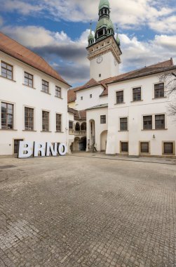 Brno, Çek Cumhuriyeti - 5 Mart 2023: Eski Belediye Binası, Gotik Rönesans avlusu, Brno şehrinin adının yazılı olduğu büyük harfler.