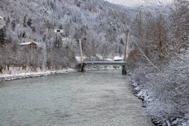 Hungerburg Innsbruck Köprüsü Nehir Hanı üzerindeki Funicular, Snow bulutlardaki Alpler yamacını dinstance, Innsbruck, Tyrol, Avusturya